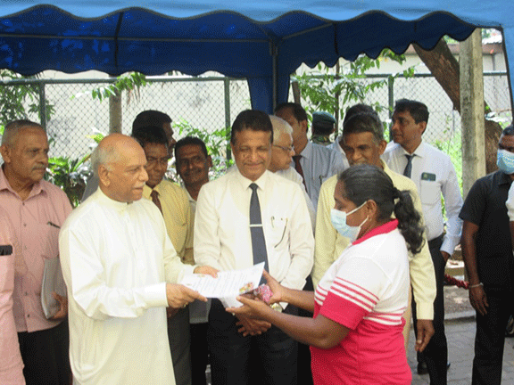Distribution of coconut saplings at Maharagama divisional secretariat (2023-04-18) 