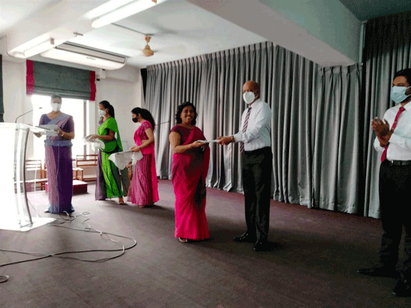 Awarding certificates for the participants in the preliminary voice test(2021-11-17)