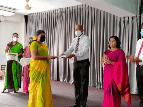 Awarding certificates for the participants in the preliminary voice test(2021-11-17)